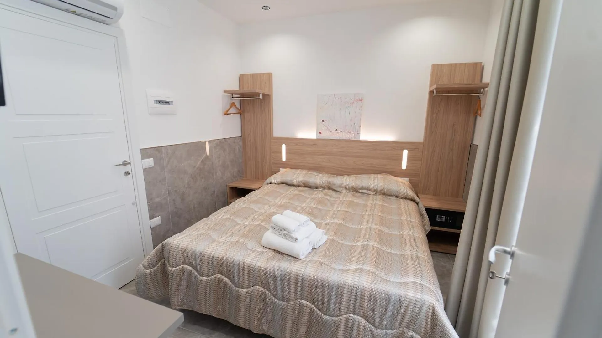 Guest house Toledo H, Naples Historical Center, By Clapa Group Hotel Italy