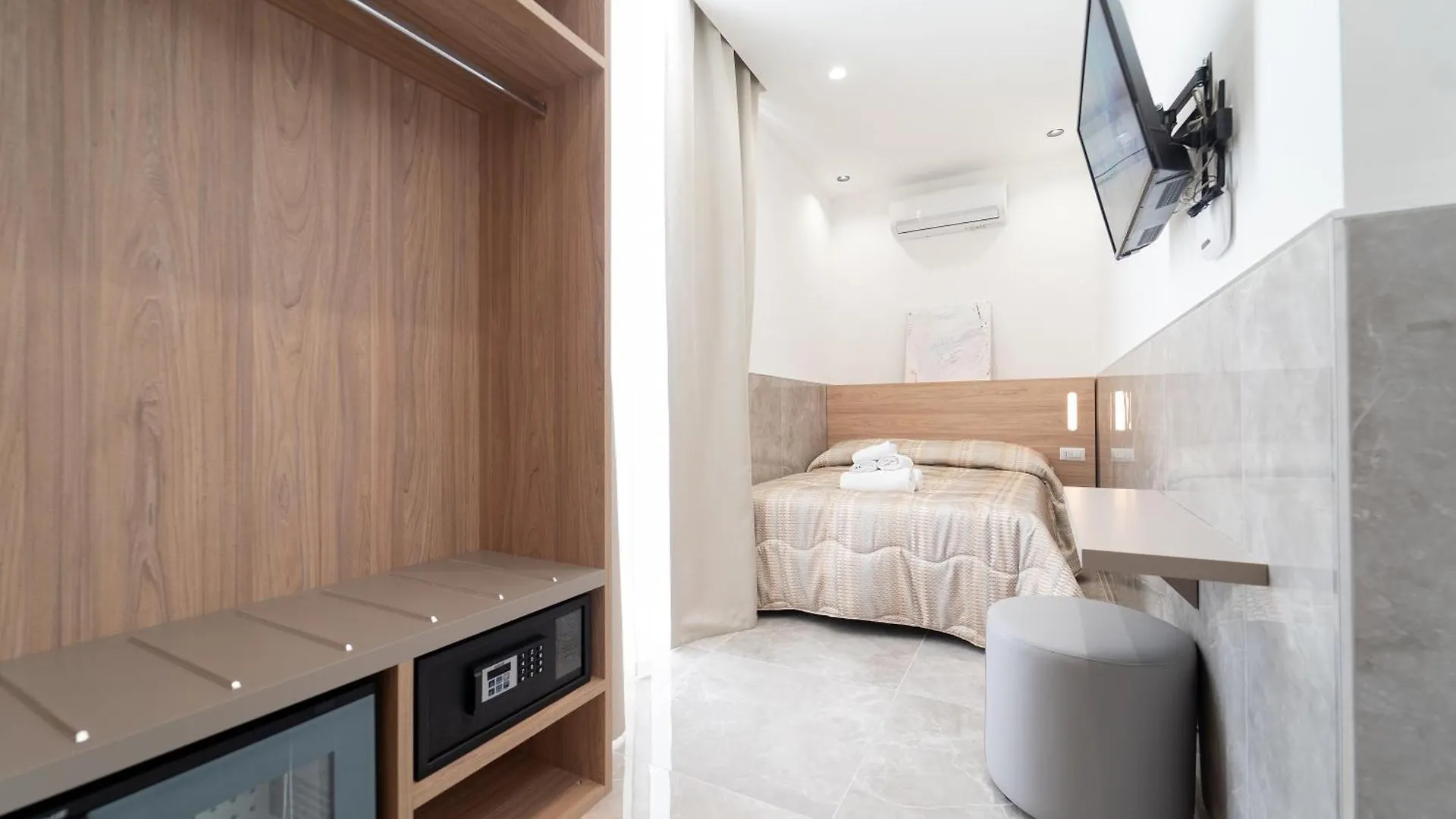 Guest house Toledo H, Naples Historical Center, By Clapa Group Hotel